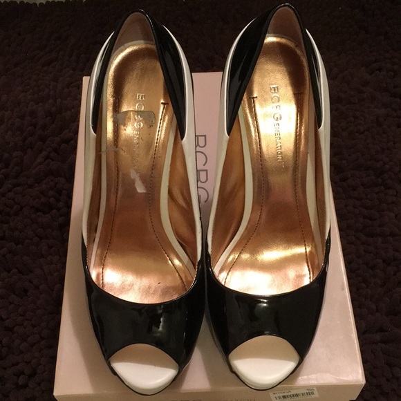 EUC BCBG LIBERTY BLACK & WHITE HEELS - Picture 4 of 7